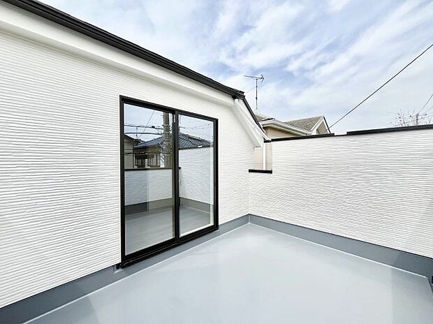 【バルコニー】～Balcony～　大きな空に囲まれた気持ちのいい家。バルコニーを覗くだけで圧倒的な開放感に包まれます。バルコニーは陽がさしこみお布団や洗濯物を気持ちよく干すことができます。