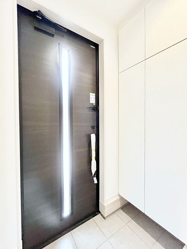 【玄関】～Entrance～　家の中でお客様を迎える最初の場所である玄関は、家の印象そのものです！豊富な玄関収納で、常に綺麗に保つことが出来ます♪玄関にはたっぷり収納の下駄箱を完備！
