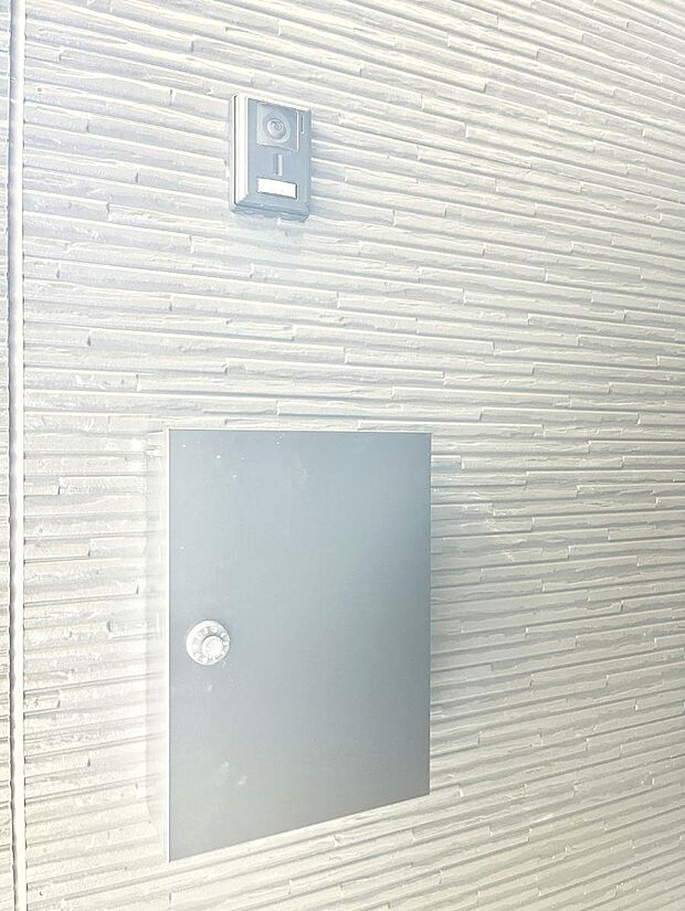 【その他現地】シンプルデザインのポスト。