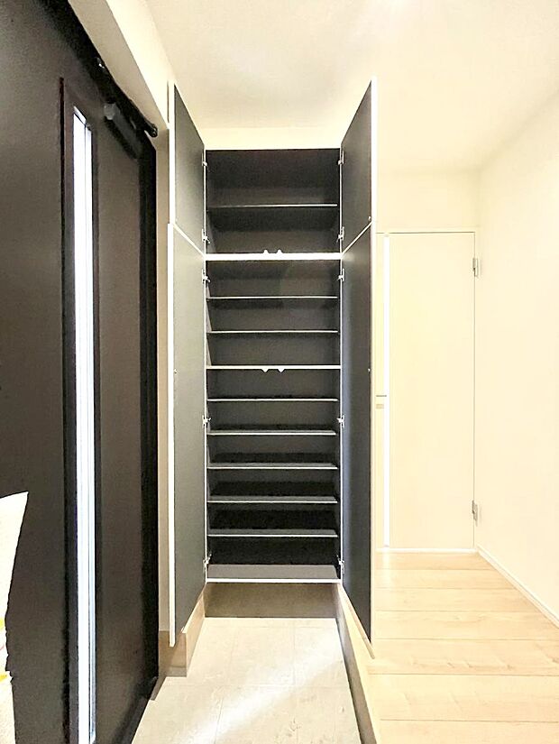 【その他設備(シューズボックス)】たっぷり収納できるシューズボックスで家族全員の靴も、玄関すっきり。