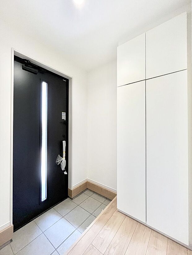 【玄関】～Entrance～　家の中でお客様を迎える最初の場所である玄関は、家の印象そのものです！豊富な玄関収納で、常に綺麗に保つことが出来ます♪玄関にはたっぷり収納の下駄箱を完備！