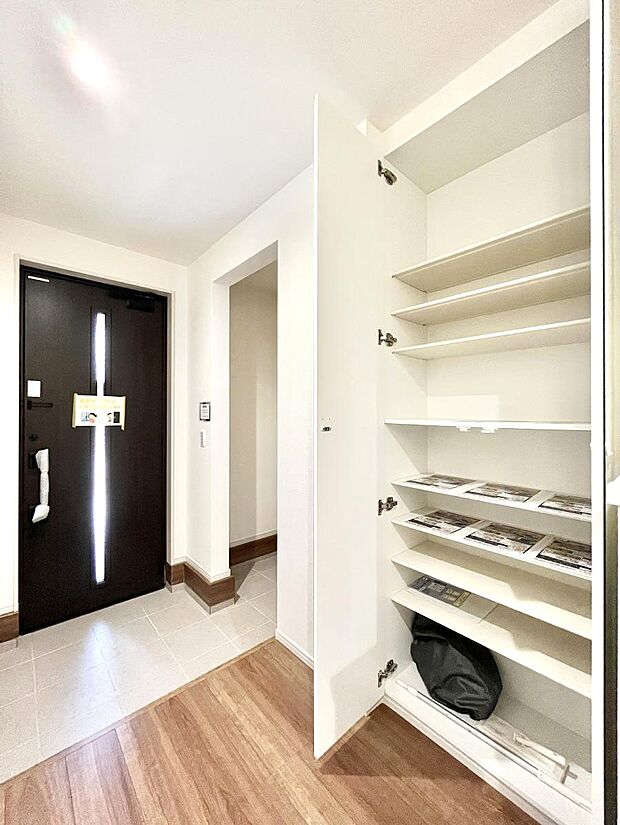 【その他設備(シューズボックス)】たっぷり収納できるシューズボックスで家族全員の靴も、玄関すっきり。