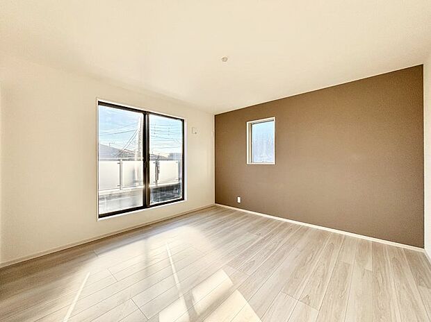 【寝室】～Bed Room～　木の温もりがやさしいフローリングは安らぎをもたらすプライベート空間。明るめのフローリングですので、壁紙ともマッチし、お部屋を更に広く見せてくれる効果も。