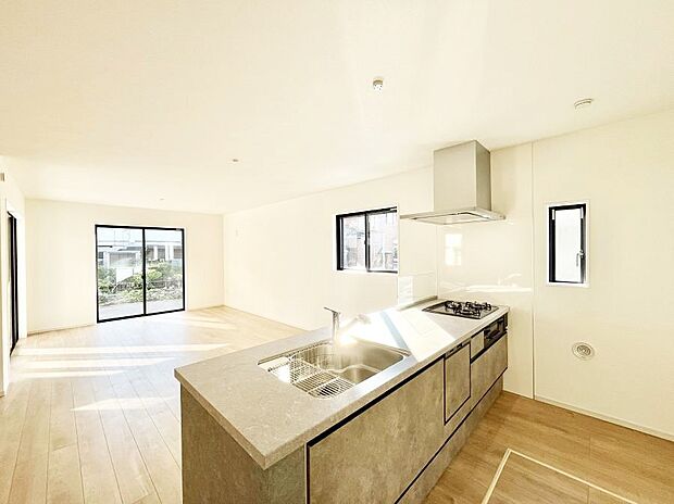 【ダイニングキッチン】～Kitchen～  リビングが見渡せるカウンターキッチン。  料理をしながら家族とコミュニケーションをとれるだけでなく、大きな開放感も得ることができます。  お子様の成長も感じることができますね！