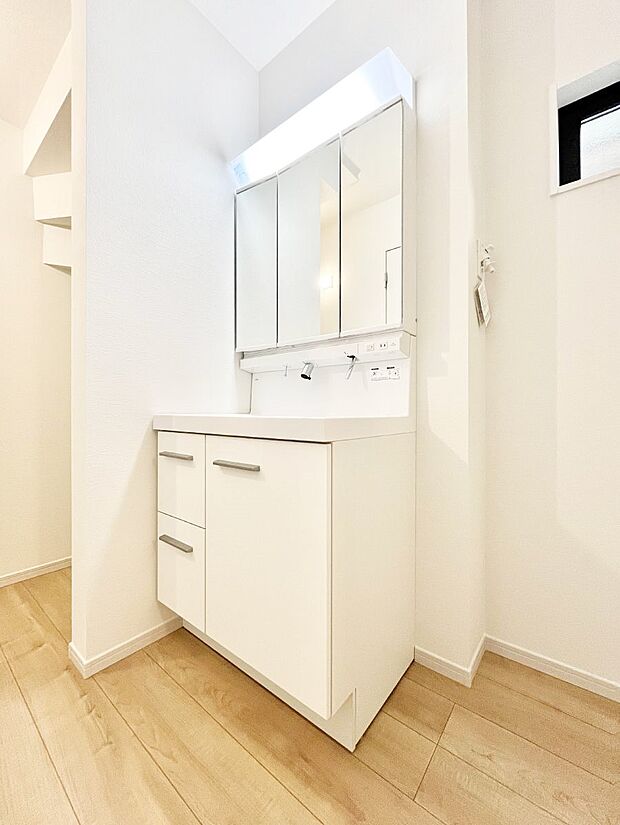 【洗面台・洗面所】～Dressing Room～　暗くなりがちな洗面所も窓があると採光と換気が可能なので気持ちよくお使い頂けます。三面鏡タイプの洗面台は鏡裏収納で散らかりがちな洗面所もスッキリ♪