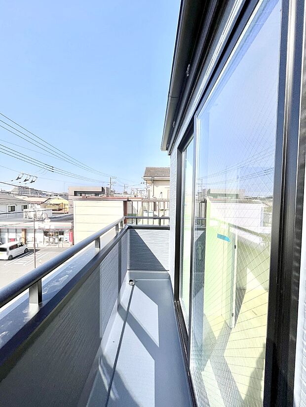 【バルコニー】～Balcony～バルコニーは温かい陽がさしこみ、お布団や洗濯物を気持ちよく干すことができます。使いやすく開放的なバルコニーです♪陽ざしがたっぷり降り注ぐ、バルコニー付き住まい。  