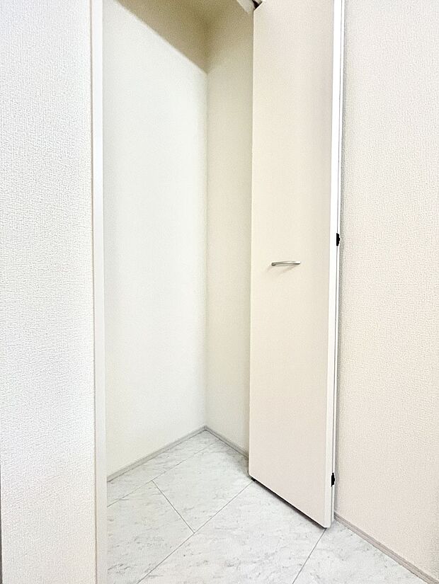 【その他設備(リネンスペース)】便利なリネン庫で、スッキリした使いやすい洗面室に  