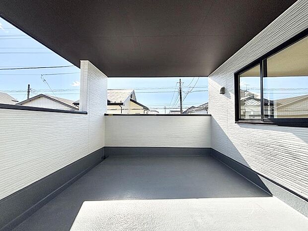 【バルコニー】～Balcony～　インナーバルコニーは洗濯物を干すスペースとして急な雨で洗濯物が濡れてしまうのを防いでくれます◎チェアでくつろいだり、夏には周りを気にせずビニールプールが楽しめますね♪