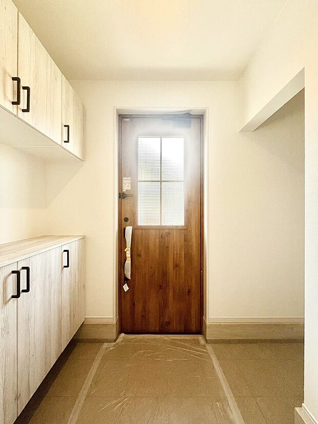 【玄関】～Entrance～　家の中でお客様を迎える最初の場所である玄関は、家の印象そのものです！豊富な玄関収納で、常に綺麗に保つことが出来ます♪玄関にはたっぷり収納の下駄箱を完備！