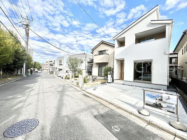 【前面道路含む現地写真】～Exterior～　前面道路は閑静な住宅地をはしる車通りの少ない道路。駐車の出し入れもらくらくです！ご不明点・現地見学のご希望は、お気軽にお問い合わせください！