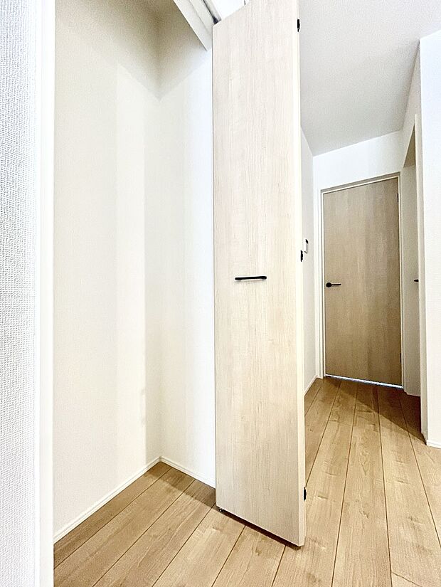 【その他設備(リビング収納)】リビング収納。ここに収納があると物が集まるLDKがスッキリ片付きそうですね。  