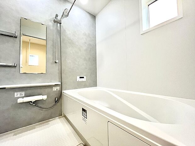 【浴室】～Bath Room～　落ち着いた雰囲気の浴室で明日に向けてリフレッシュ。浴室乾燥機能も付いているので隣の洗濯機置き場で洗い上がった洗濯物を、雨の日も天気を気にせず乾燥させることも可能です。