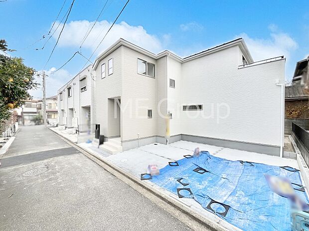 【前面道路含む現地写真】～Exterior～　前面道路は閑静な住宅地をはしる車通りの少ない道路。駐車の出し入れもらくらくです！ご不明点・現地見学のご希望は、お気軽にお問い合わせください！