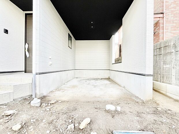 【駐車場】大切なお車を雨風から守ってくれるビルトイン車庫  