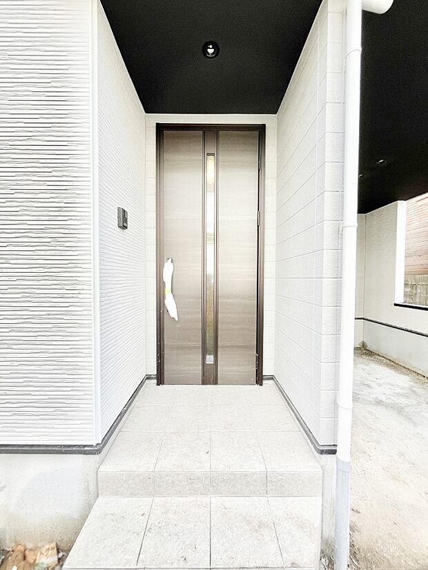 【玄関】大切な家族、来客を出迎える玄関。