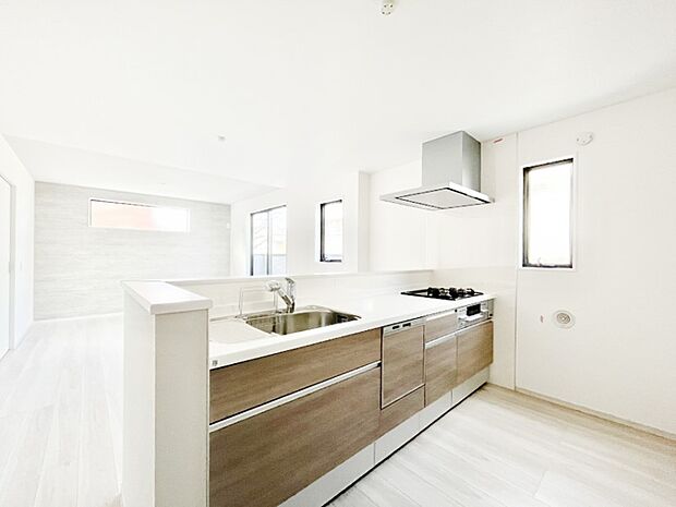 【ダイニングキッチン】ご家族の会話弾む対面キッチン。お料理中のパパママもご家族と過ごす時間が増えそう！