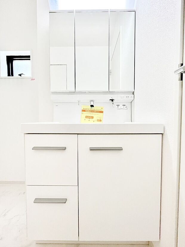 【洗面台・洗面所】三面鏡キャビネット・シャワー付き洗面化粧台で忙しい朝の身支度もスムーズに！