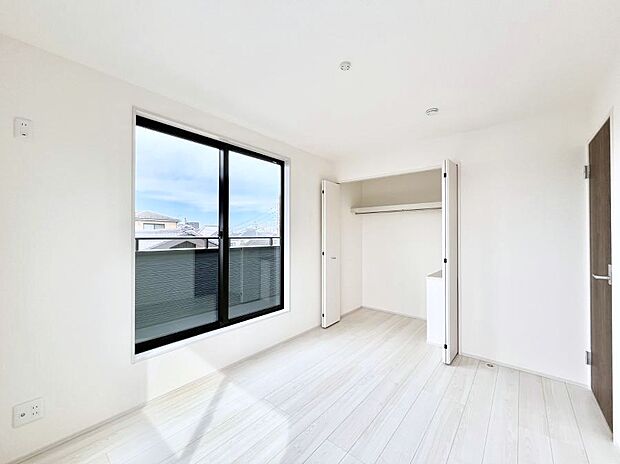 【寝室】～Bed Room～  全居室には収納クローゼットを完備！普段使いのお洋服や小物はもちろん、季節物のお洋服などもしっかりと整理整頓おしまい頂けます。  居室空間を広く使用できますね。