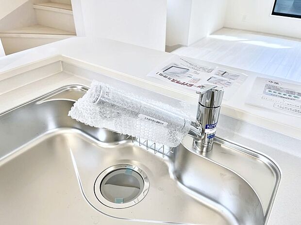 【その他設備(浄水器)】いつでも清潔なおいしいお水を。一つの水栓で水道水と浄水を使い分け。