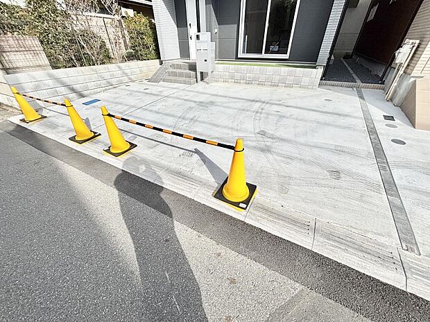 【駐車場】～Parking～　駐車場２台置けます！(車種による)自転車置き場や物置場として、お子様の遊ぶスペースとして、ゆとりある敷地だからこそ可能な多用途にご利用いただけるスペースです。