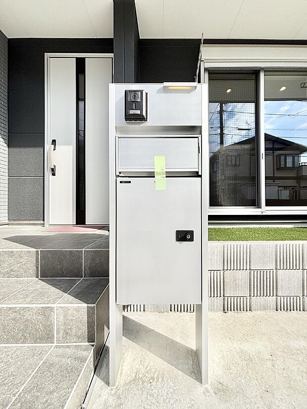 【その他現地】表札・インターホン・ポスト・宅配ＢＯＸをひとつに集約。エントランスになじむシンプルデザイン。