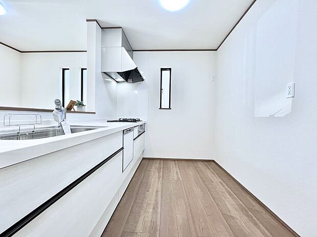 【ダイニングキッチン】◆2号棟◆～Kitchen～　自然光が入る窓のあるキッチン☆毎日使う場所だからこそ、使い勝手を考慮しました。ゆったりとしたキッチンコーナーは質感豊かな仕上がりとなっております。