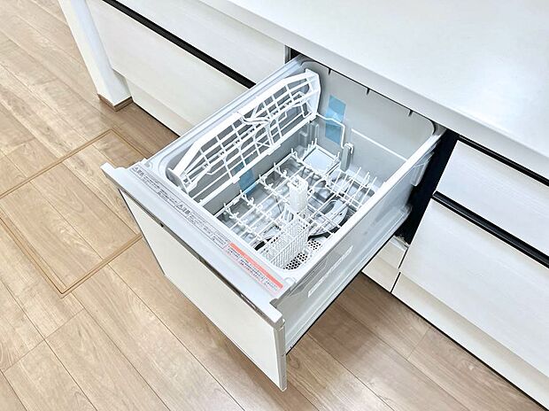 【その他設備(食洗機)】◆2号棟◆後片付けが楽になる食洗機も標準装備で付いております。使ったお皿を入れてスイッチを押すだけ！時間の有効活用にも重宝します。