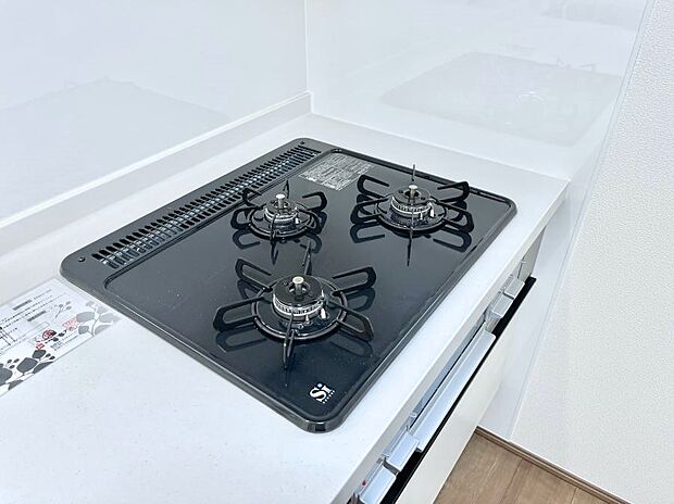 【その他設備(Ｓｉセンサーコンロ)】◆2号棟◆ガスコンロはＳｉセンサー搭載。火力調節や焦げ付き・消し忘れも防いでくれます。