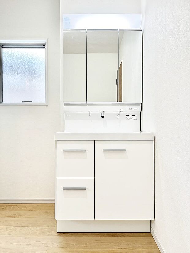 【洗面台・洗面所】大きく見やすい三面鏡で清潔感ある洗面台は、身だしなみチェックや肌のお手入れにおすすめです。