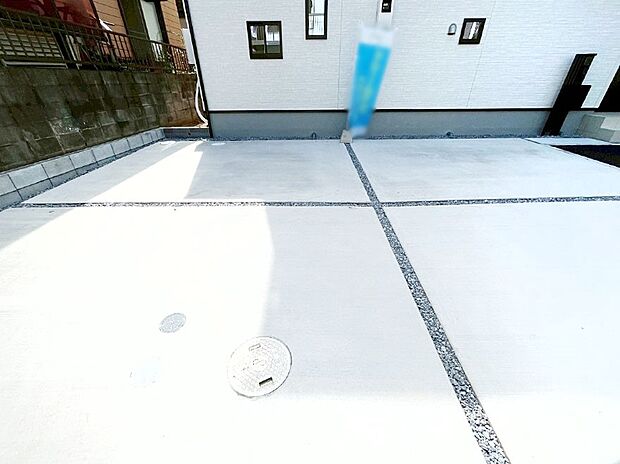 【駐車場】車の出し入れスムーズ!並列駐車2台分のカースペース付きです。