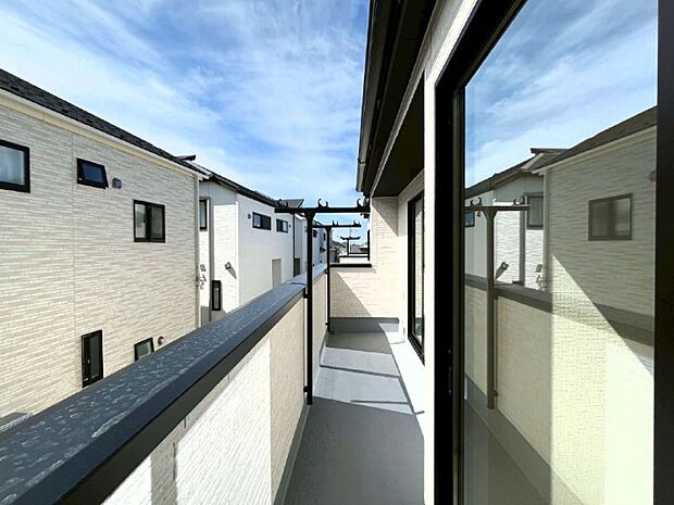 【バルコニー】暖かな陽光が降り注ぐバルコニーはお洗濯におすすめ。爽やかな風も心地よいです。