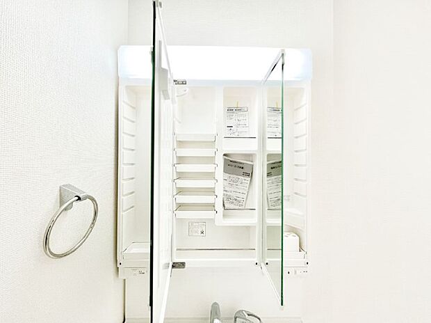 【その他設備(三面鏡裏収納)】三面鏡の裏に、化粧品や衛生用品などを収納可能。洗面台をすっきりと保ちます!