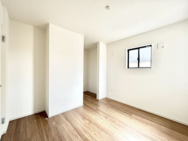 【寝室】◆１号棟◆～Bed Room～　木の温もりがやさしいフローリングは安らぎをもたらすプライベート空間。明るめのフローリングですので、壁紙ともマッチし、お部屋を更に広く見せてくれる効果も。