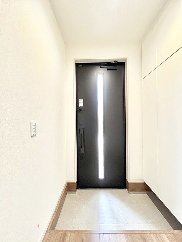 【玄関】◆１号棟◆～Entrance～　玄関は家の顔といわれますが我が家のセンスをさりげなく感じさせる魅力ある玄関造りも楽しみの一つ。帰宅する度に家族がほっとできる心地よい空間造りも大切ですね♪