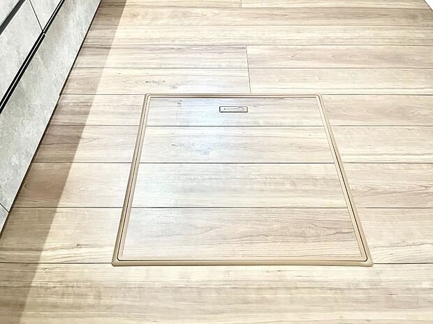 【その他設備(床下収納)】◆１号棟◆床下収納付き！日用品・非常用品の収納にも大活躍。