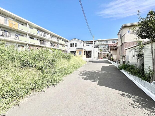 【前面道路含む現地写真】前面道路：南西 4.5m 私道　南東 4.5m 私道  前面道路は閑静な住宅地をはしる車通りの少ない道路。  駐車の出し入れもらくらくです！ご不明点・現地見学のご希望は、お気軽にお問い合わせください！