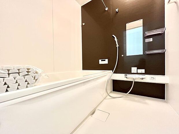 【浴室】◆２号棟◆～Bath Room～  広々とした雰囲気の良いバスルーム。  お子様と一緒にお風呂に入る楽しみ、思い出の一ページが刻まれる大切な瞬間。  日々の疲れをリフレッシュできそうです。