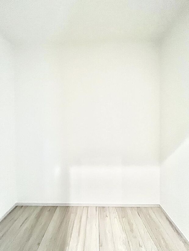 【その他設備(リビング収納)】◆２号棟◆リビング収納。ここに収納があると物が集まるLDKがスッキリ片付きそうですね。  