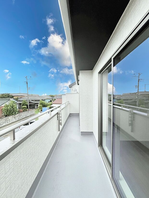 【バルコニー】◆B号棟◆～Balcony～  大きな空に囲まれた気持ちのいい家。  バルコニーを覗くだけで圧倒的な開放感に包まれます。  バルコニーは陽がさしこみお布団や洗濯物を気持ちよく干すことができます。