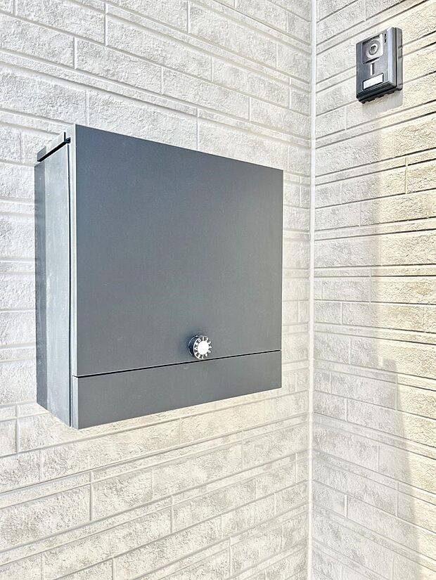 【その他現地】シンプルデザインのポスト。