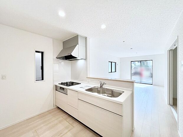 【ダイニングキッチン】◆３号棟◆～Kitchen～  リビングが見渡せるカウンターキッチン。  料理をしながら家族とコミュニケーションをとれるだけでなく、大きな開放感も得ることができます。