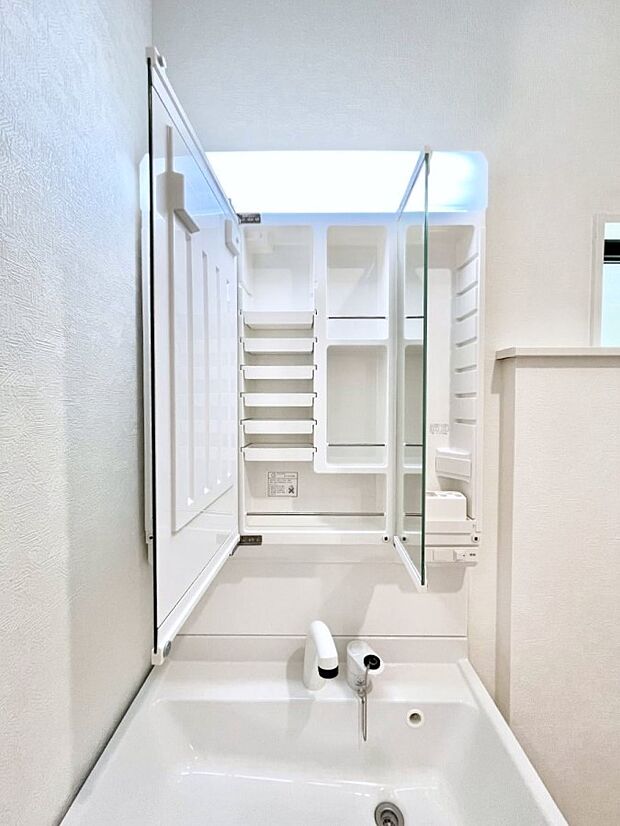 【その他設備(三面鏡裏収納)】◆３号棟◆三面鏡の裏に、化粧品や衛生用品などを収納可能。洗面台をすっきりと保ちます！