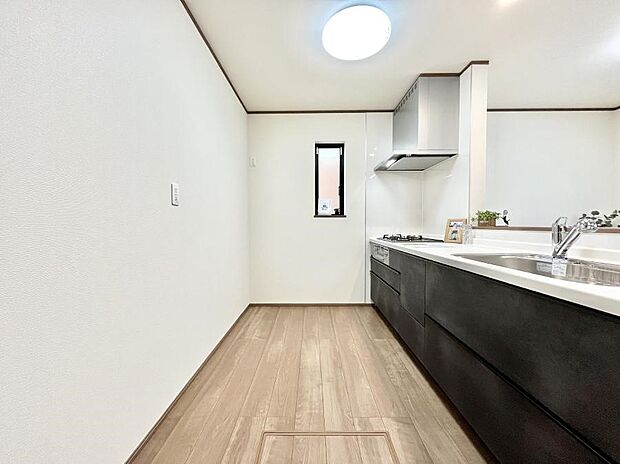 【ダイニングキッチン】◆A号棟◆～Kitchen～　自然光が入る窓のあるキッチン☆毎日使う場所だからこそ、使い勝手を考慮しました。ゆったりとしたキッチンコーナーは質感豊かな仕上がりとなっております。