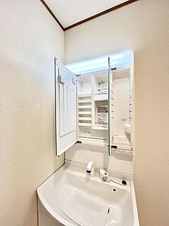 その他設備(三面鏡裏収納)