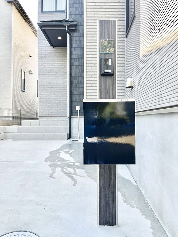 【その他現地】◆A号棟◆表札・インターホン・ポストをひとつに集約。エントランスになじむシンプルデザイン。