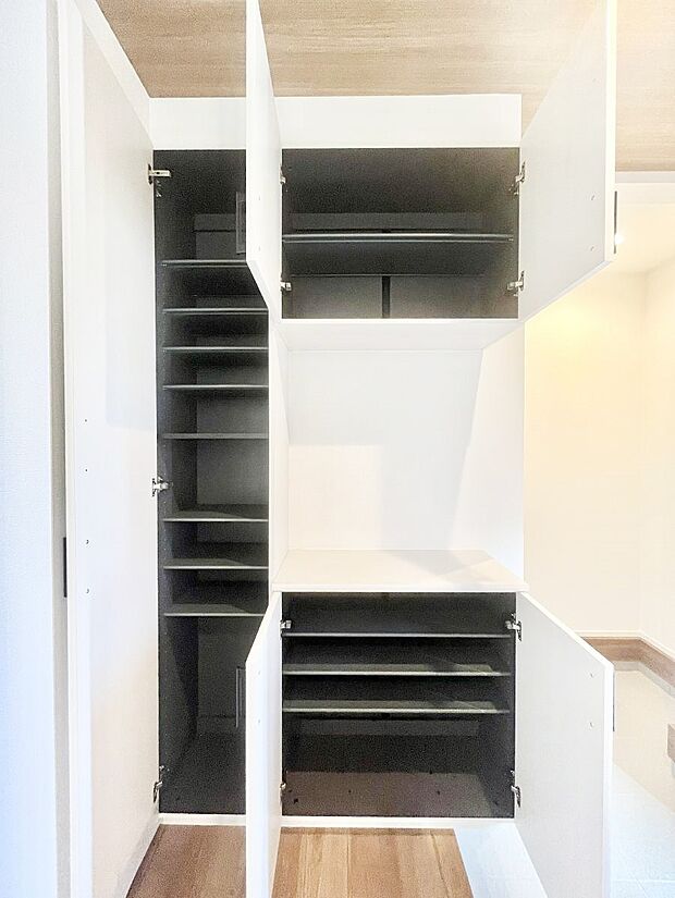【その他設備(収納)】収納力ある下駄箱の活用で玄関廻りはいつでもスッキリ  