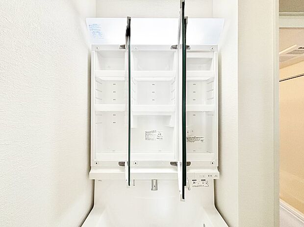 【その他設備(三面鏡裏収納)】三面鏡の裏に、化粧品や衛生用品などを収納可能。洗面台をすっきりと保ちます！