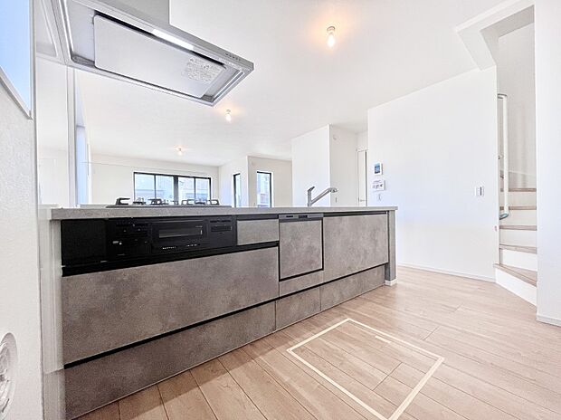 【ダイニングキッチン】◆１号棟◆～Kitchen～　「さぁ今日は何を作ろう」こんなキッチンなら思いっきり料理ができちゃいます。キッチンからはリビングが一望できます。家族がつながるお家がここにございます。