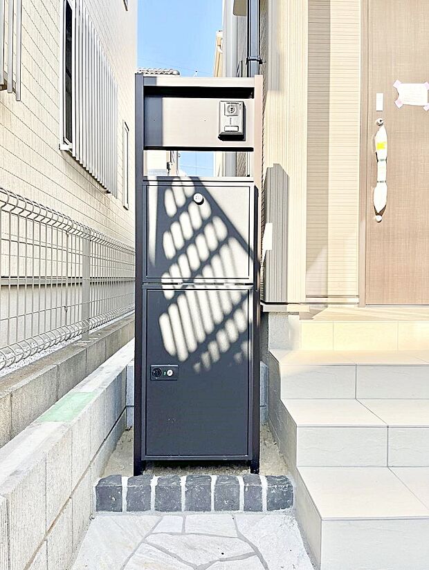 【その他現地】◆１号棟◆表札・インターホン・ポスト・宅配ＢＯＸをひとつに集約。エントランスになじむシンプルデザイン。