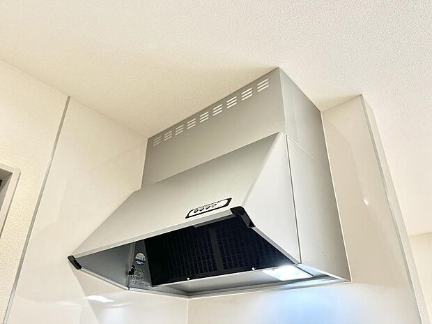 【冷暖房・空調設備(レンジフード)】◆１号棟◆フラットタイプのレンジフード、お手入れがしやすいですね！